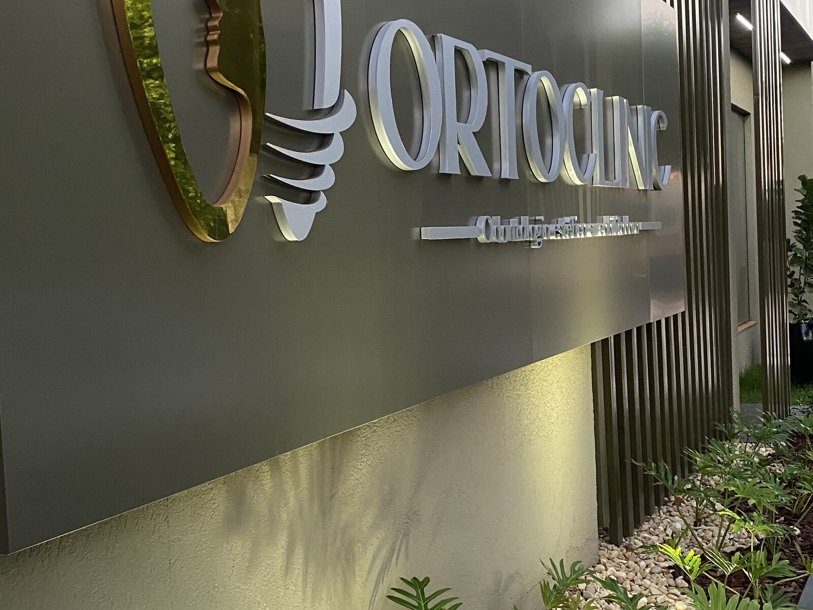 Letreiro iluminado da Ortoclinic na entrada da clínica