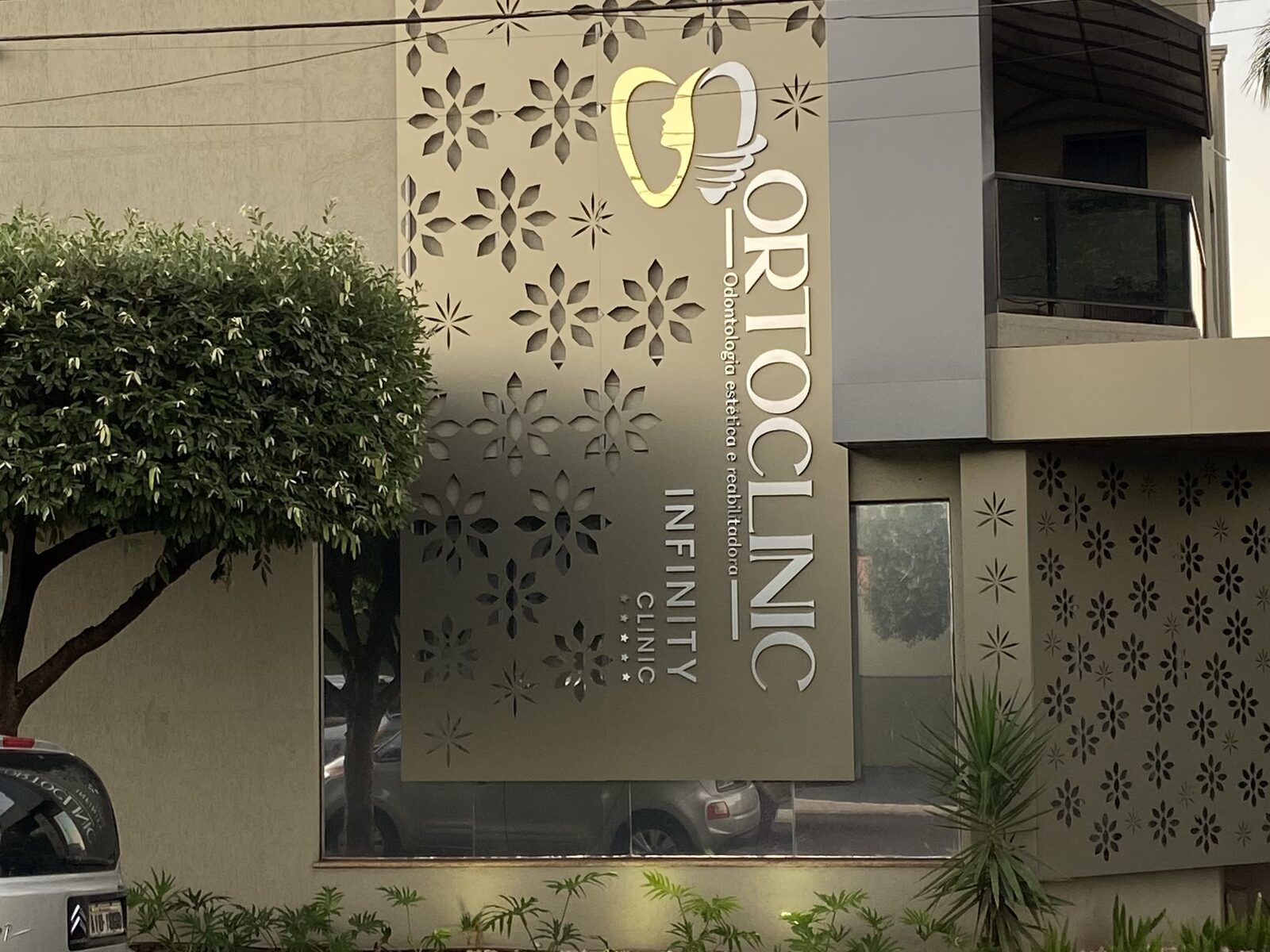 Vista frontal da fachada da Ortoclinic com jardim