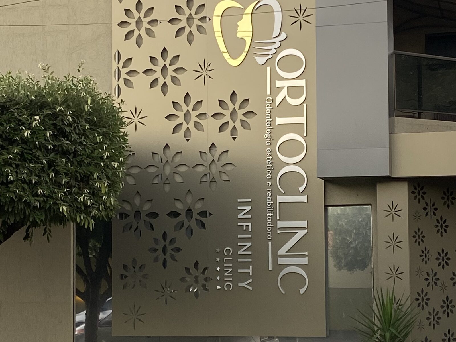 Placa da Ortoclinic Infinity Clinic na fachada