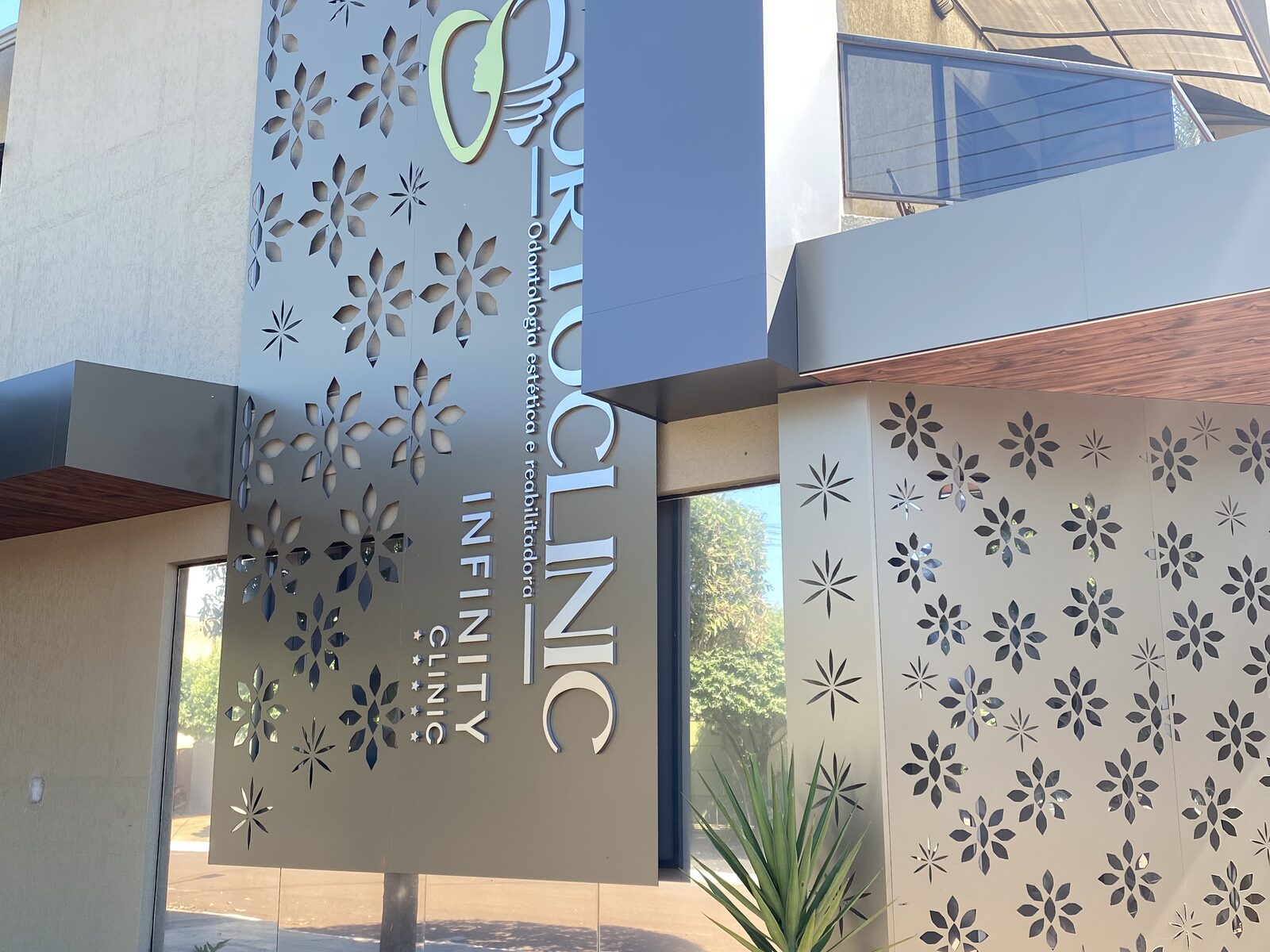 Fachada da Ortoclinic em Rio Brilhante durante o dia