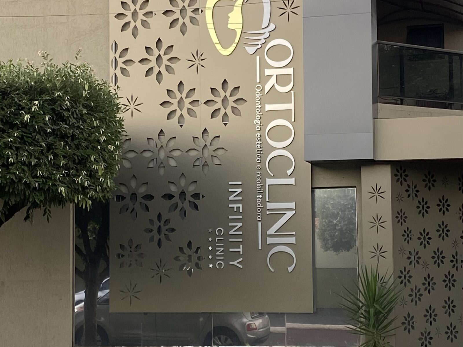 Detalhe do painel decorativo da fachada da Ortoclinic